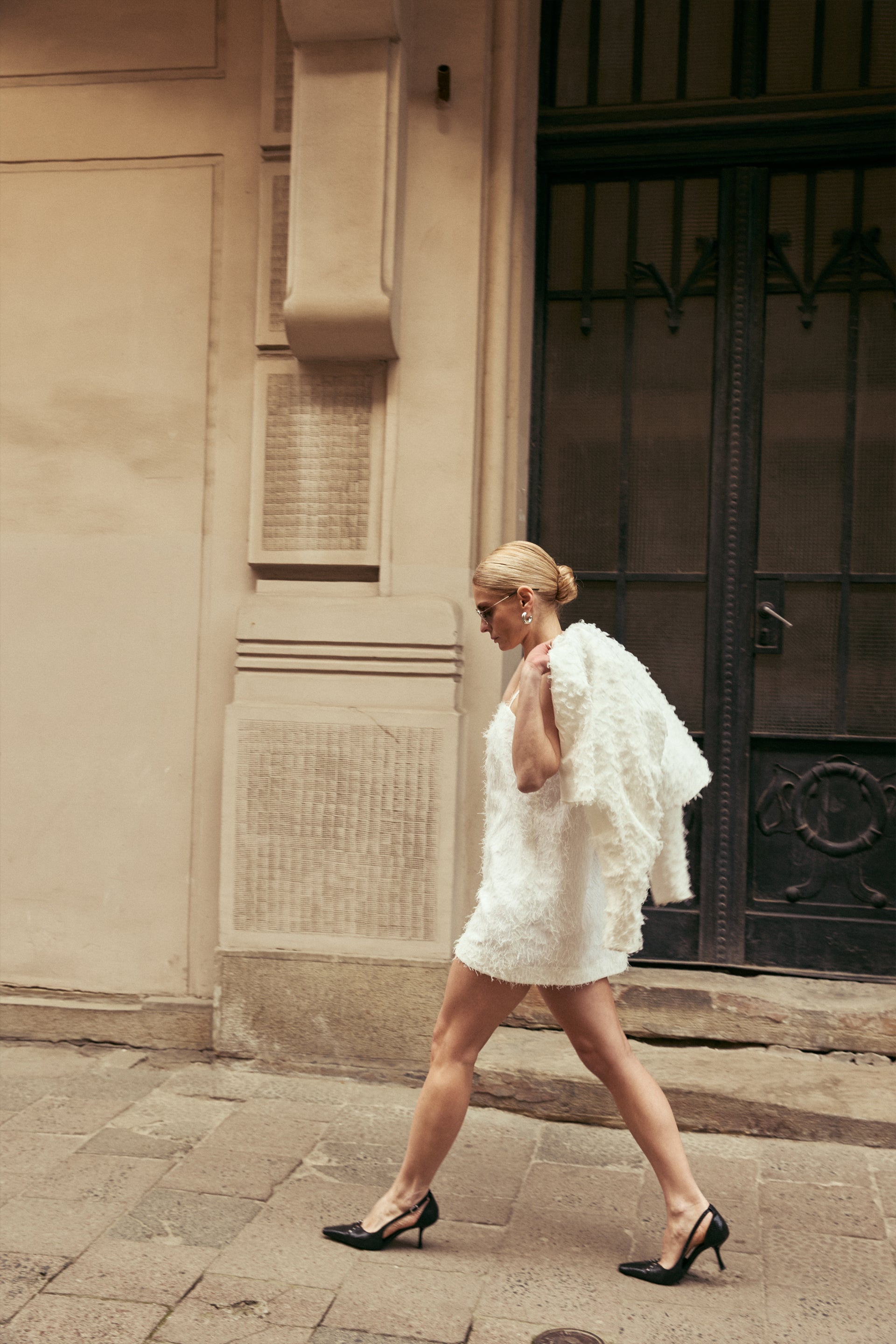 Бомбер пухнастий зі збіркою на рукаві