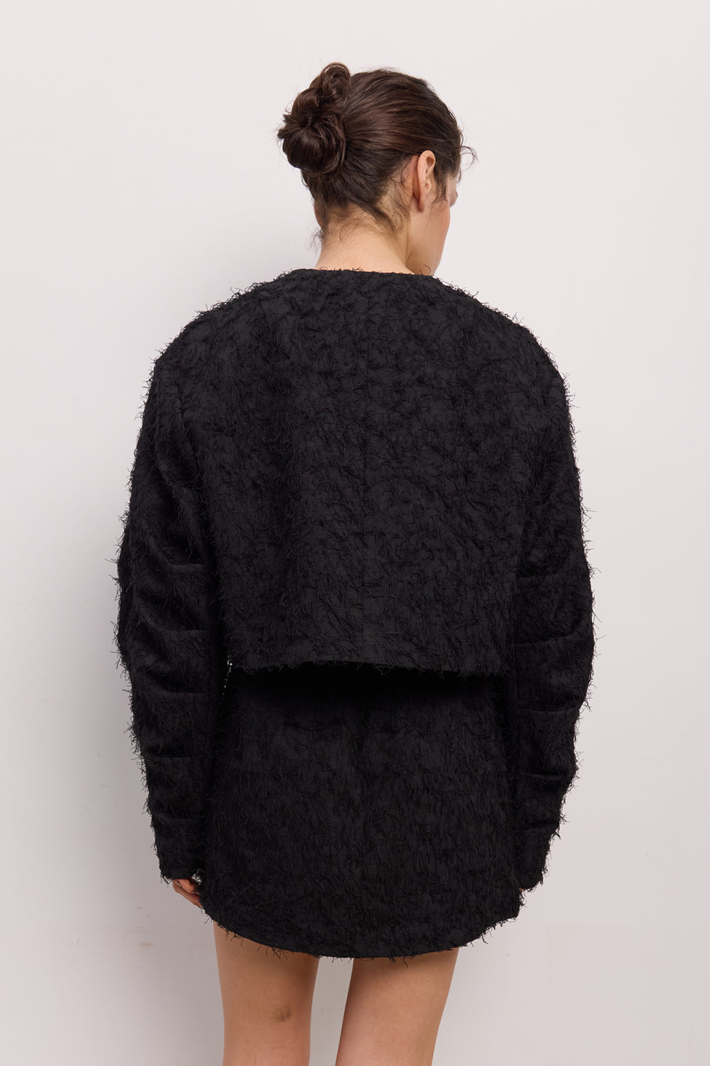 Бомбер пухнастий зі збіркою на рукаві