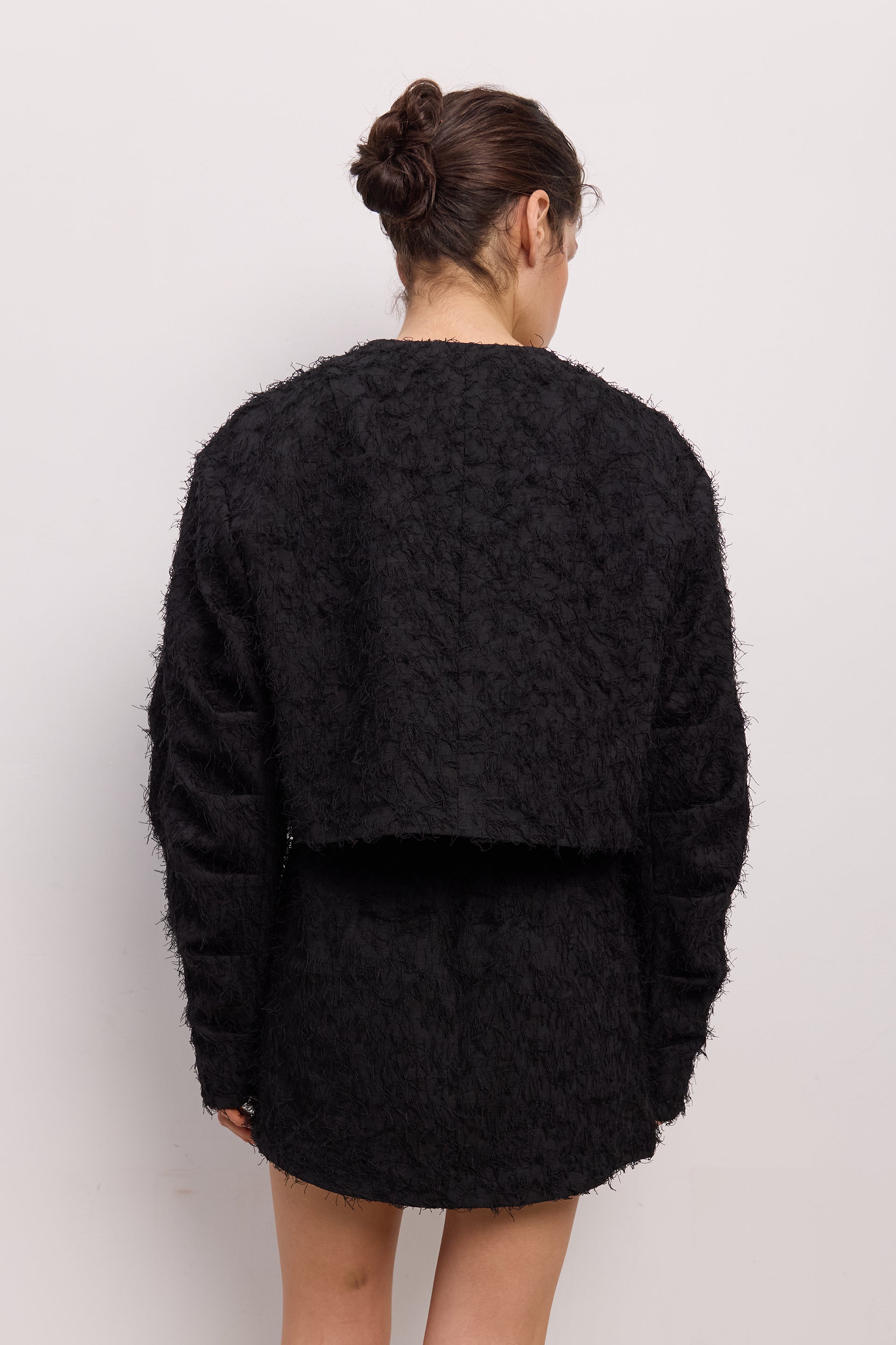 Бомбер пухнастий зі збіркою на рукаві