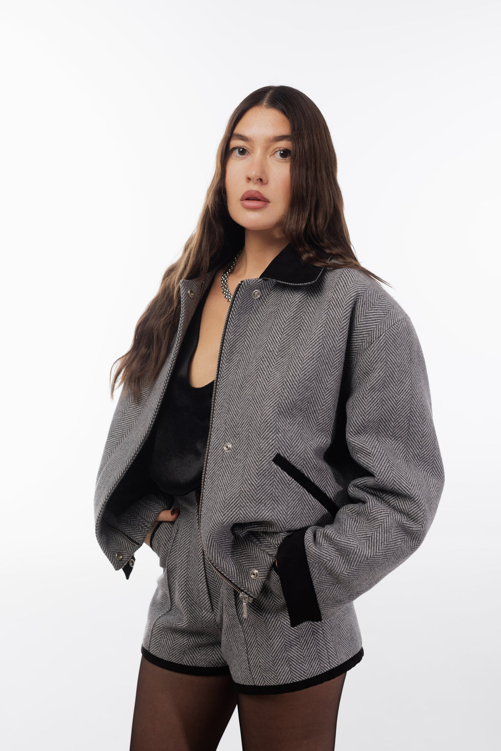 КОРОТКИЙ ВОВНЯНИЙ ЖАКЕТ ОВЕРСАЙЗ З ОКСАМИТОВИМ КОМІРОМ