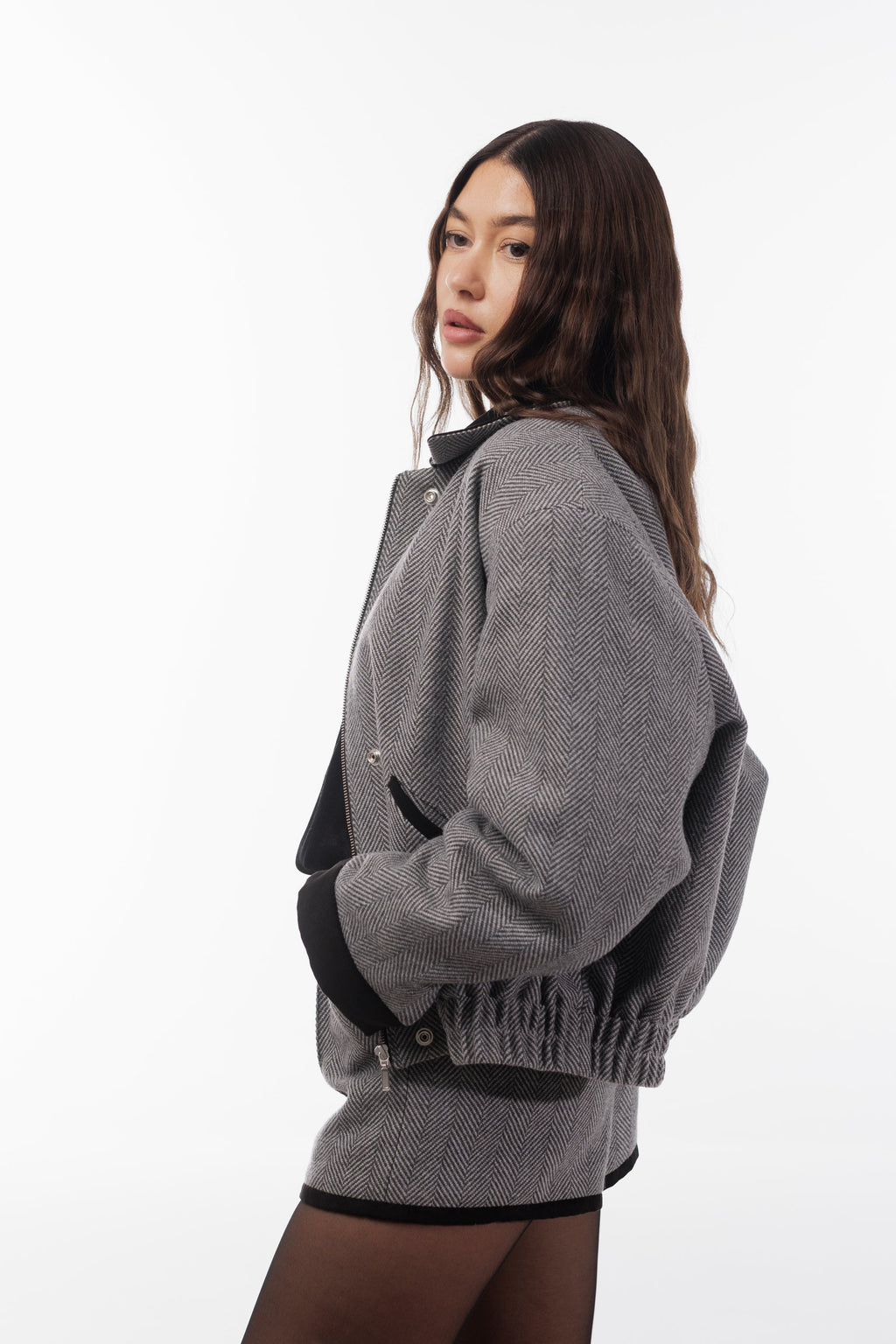 КОРОТКИЙ ВОВНЯНИЙ ЖАКЕТ ОВЕРСАЙЗ З ОКСАМИТОВИМ КОМІРОМ