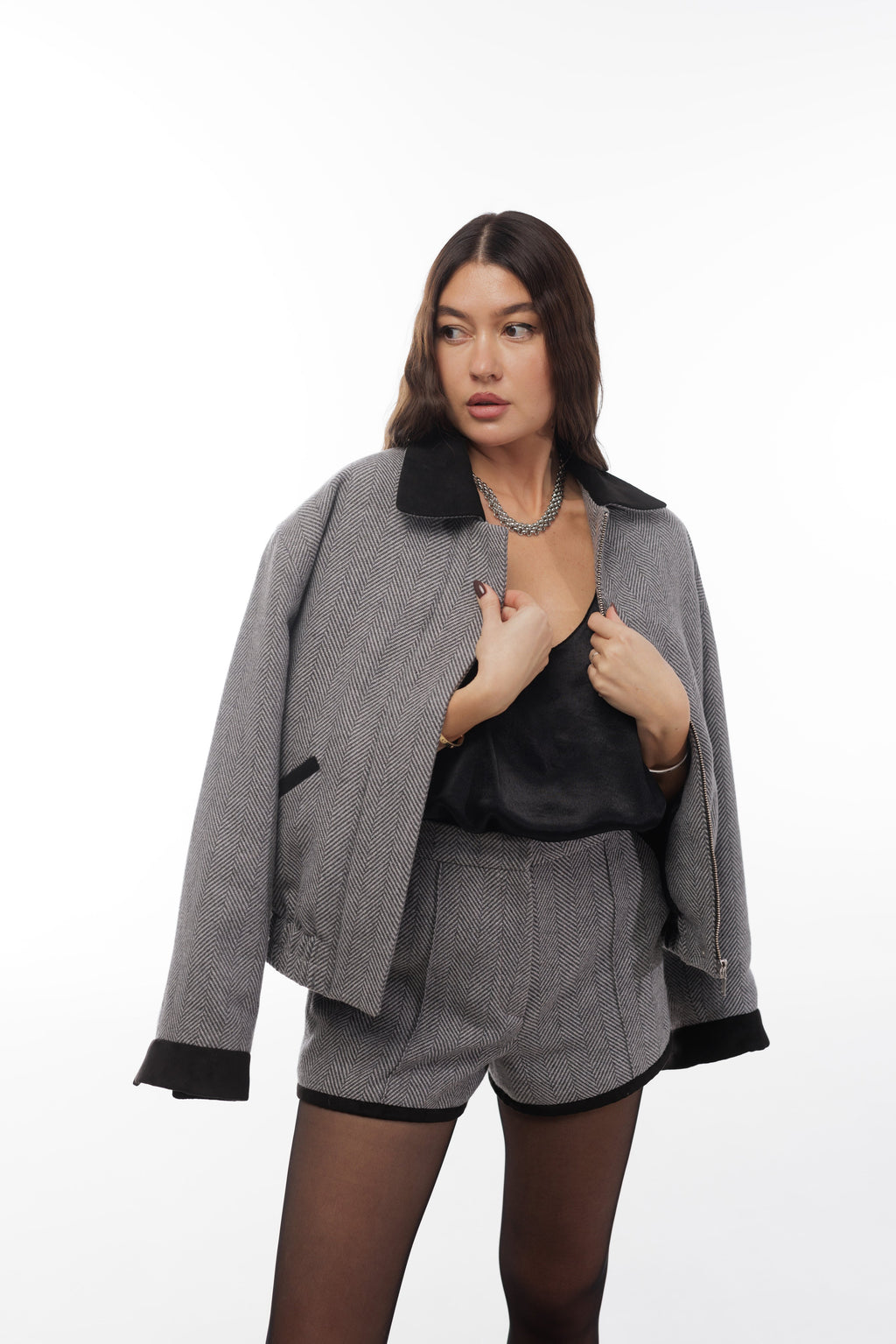 КОРОТКИЙ ВОВНЯНИЙ ЖАКЕТ ОВЕРСАЙЗ З ОКСАМИТОВИМ КОМІРОМ