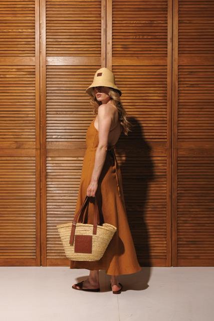 Сукня лляна з відкритою спиною карамель