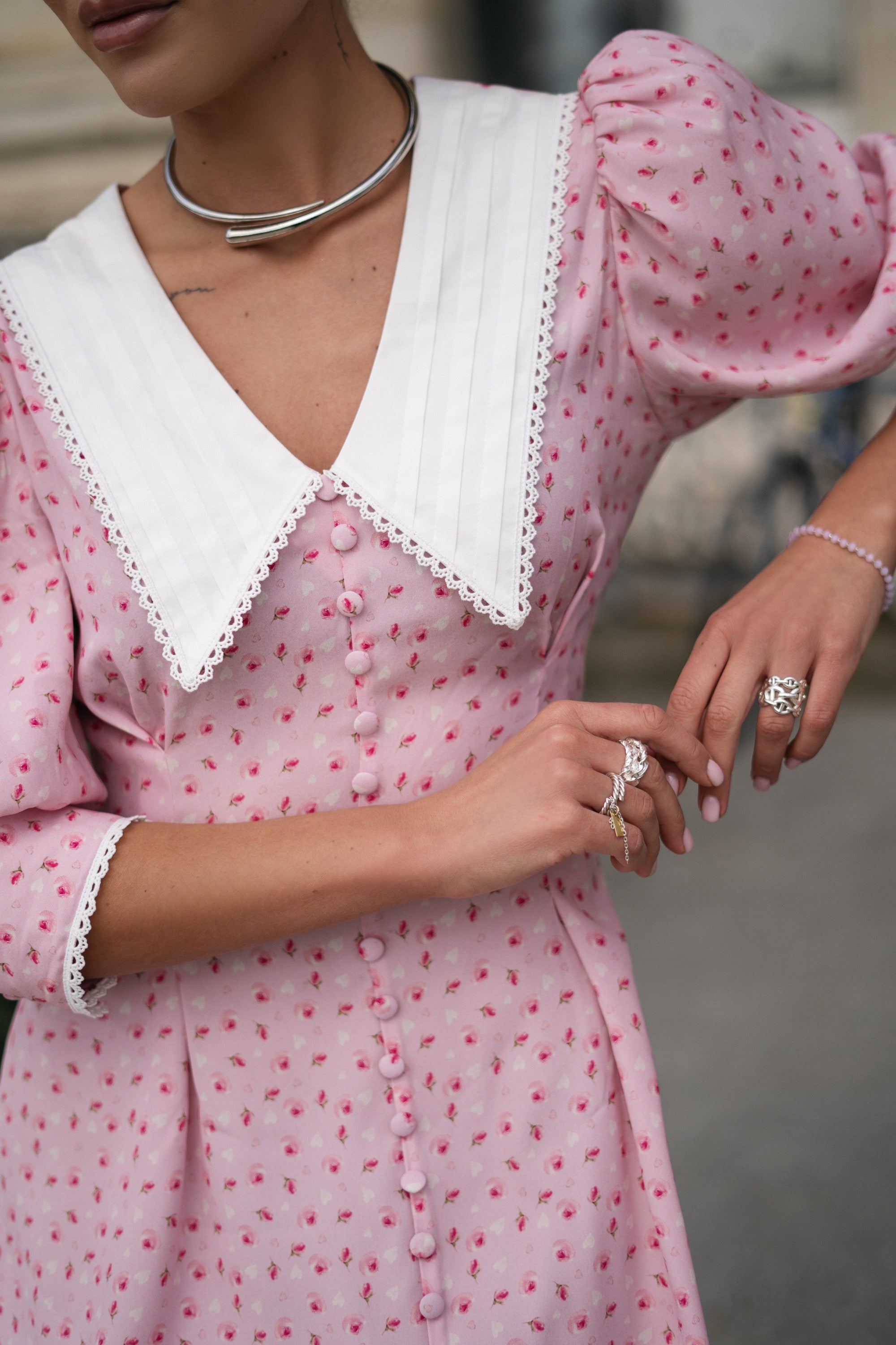 Рожева сукня міні в квіточку з білим комірцем