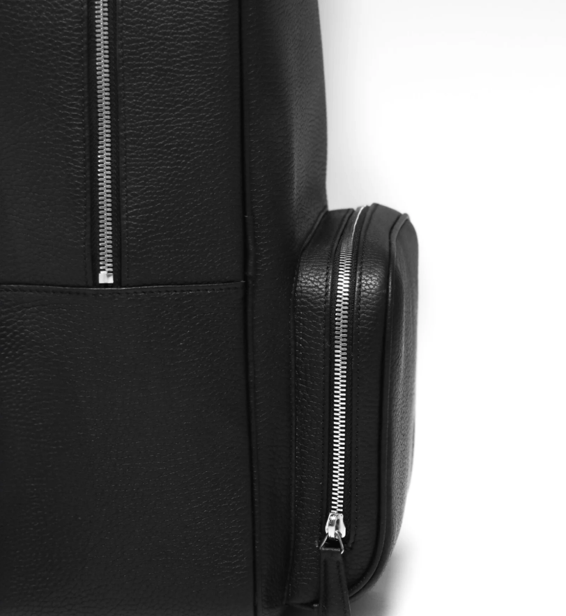 Чорний шкіряний рюкзак HRECHKO з тисненням
