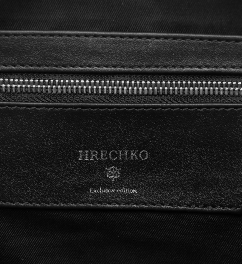 Чорний шкіряний рюкзак HRECHKO з металевим логотипом