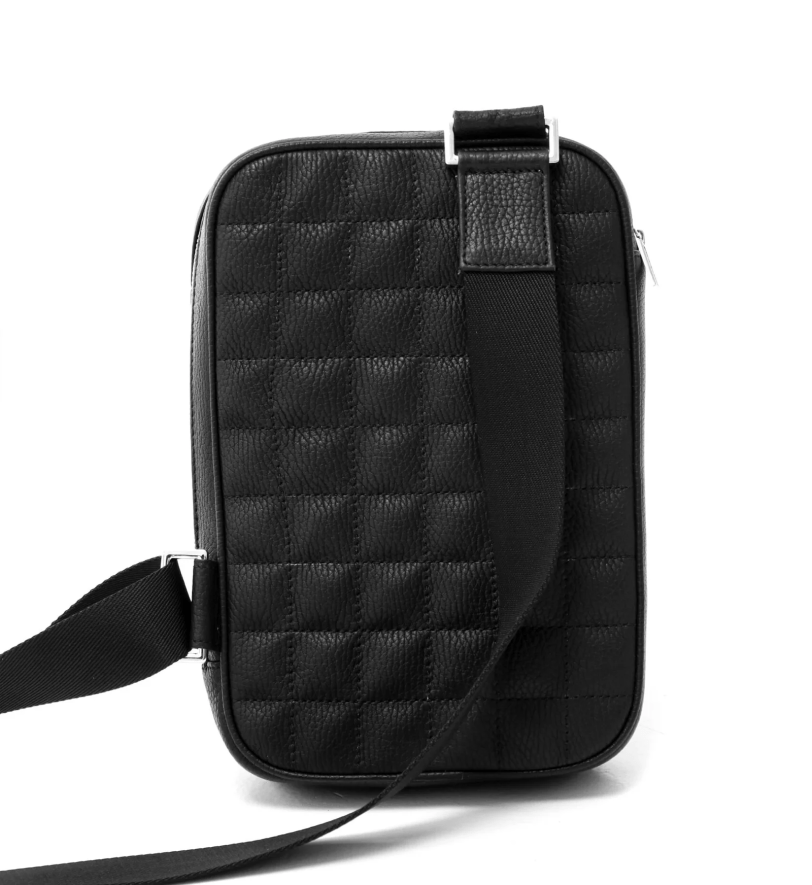 Чорна шкіряна сумка-слінг HRECHKO з металевим логотипом