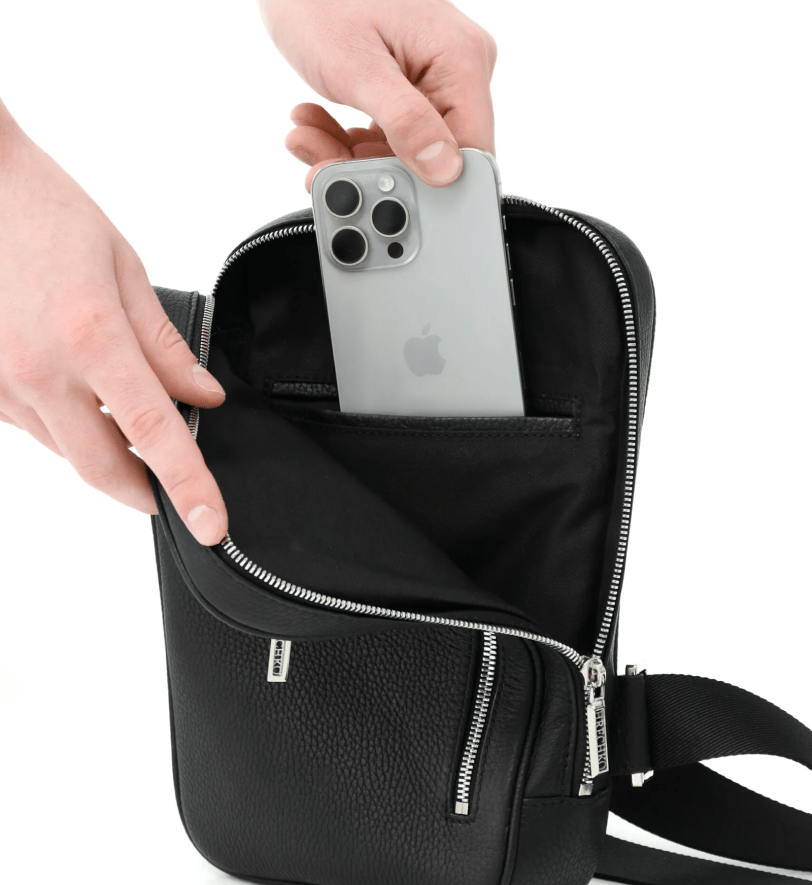 Чорна шкіряна сумка-слінг HRECHKO з металевим логотипом