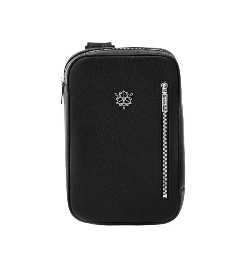 Чорна шкіряна сумка-слінг HRECHKO з металевим логотипом