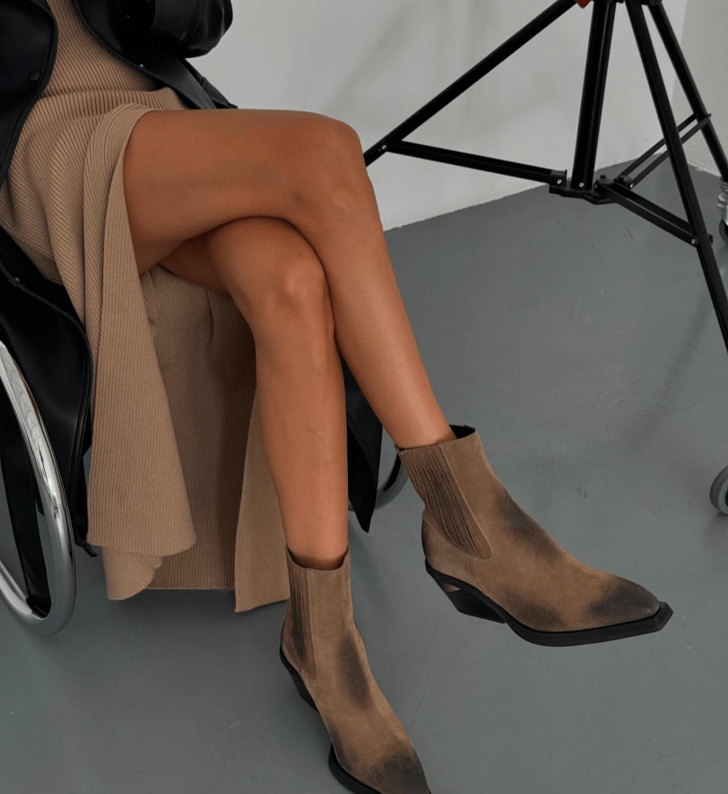 Замшеві ковбойки R ONE кольору castoro з чорними потертостями та шкіряною підкладкою