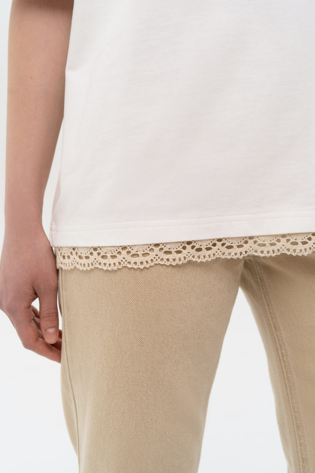 T-Shirt with crochet trim - фото 4