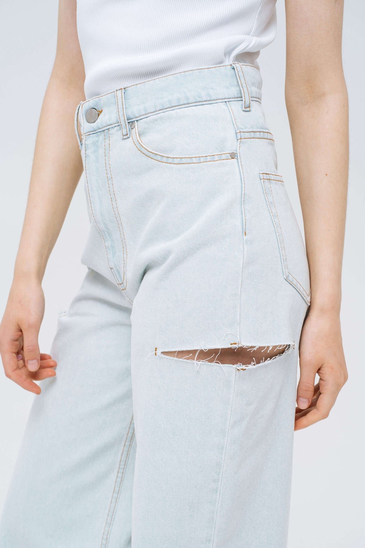 Light Blue Jeans with rips - фото 2
