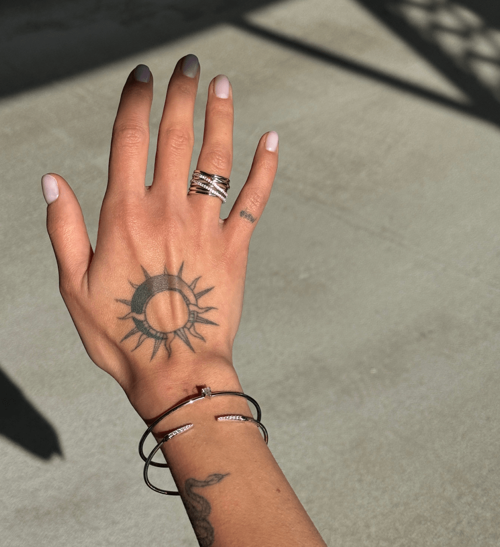 Каблучка Damn поза часом