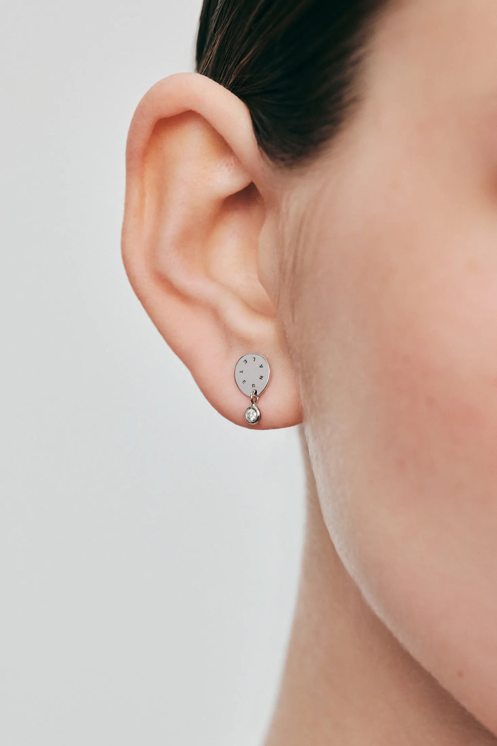 Club earrings, 8 mm, with diamond on the club, white gold