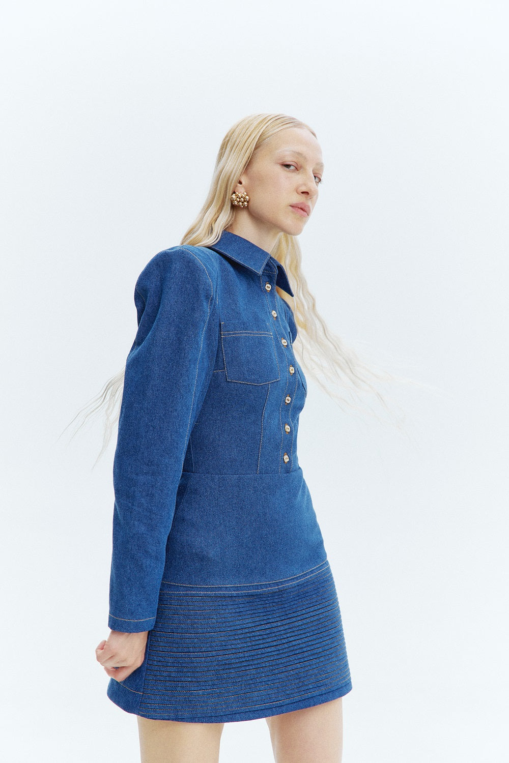 Джинсова міні-сукня з прикрасами