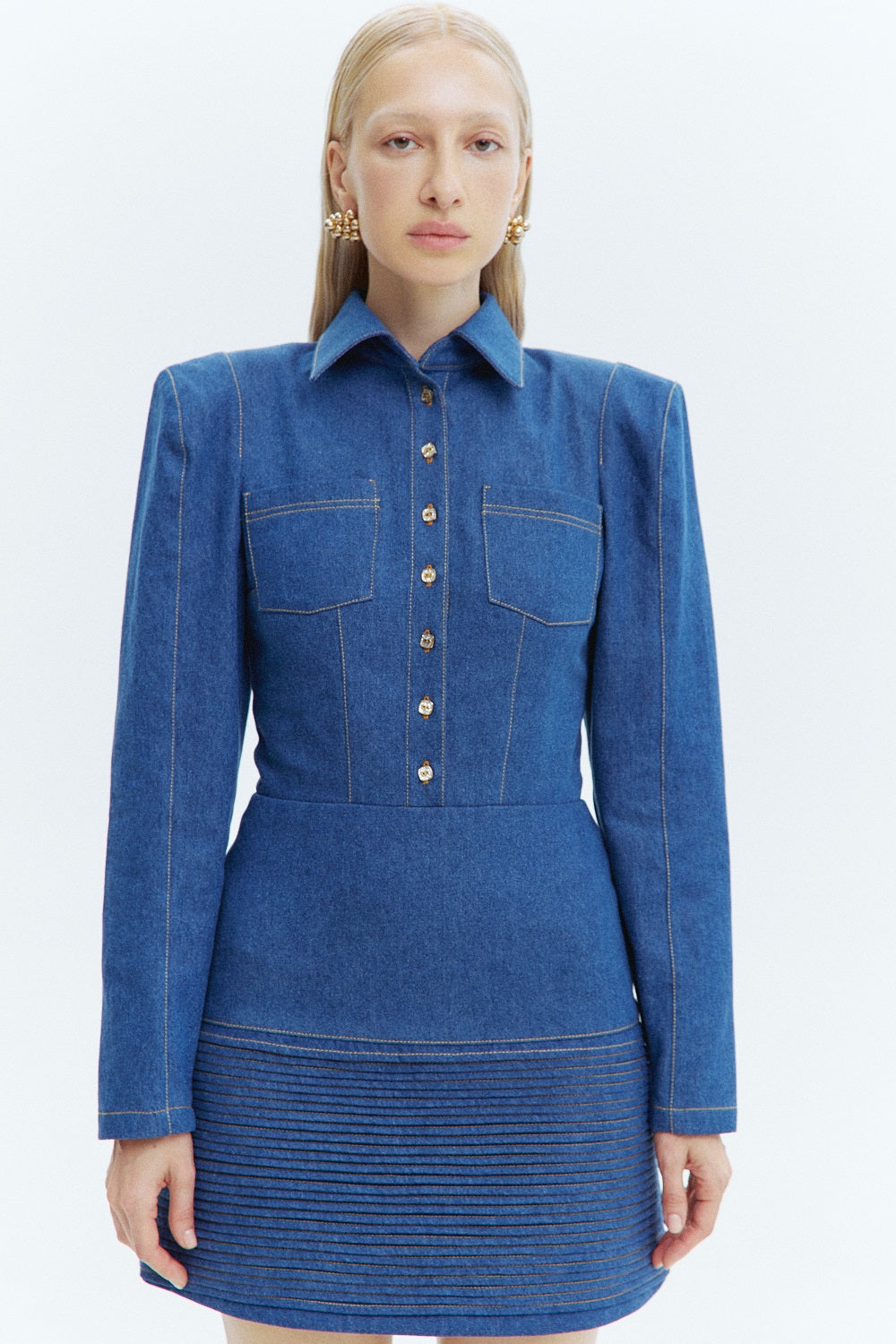 Джинсова міні-сукня з прикрасами