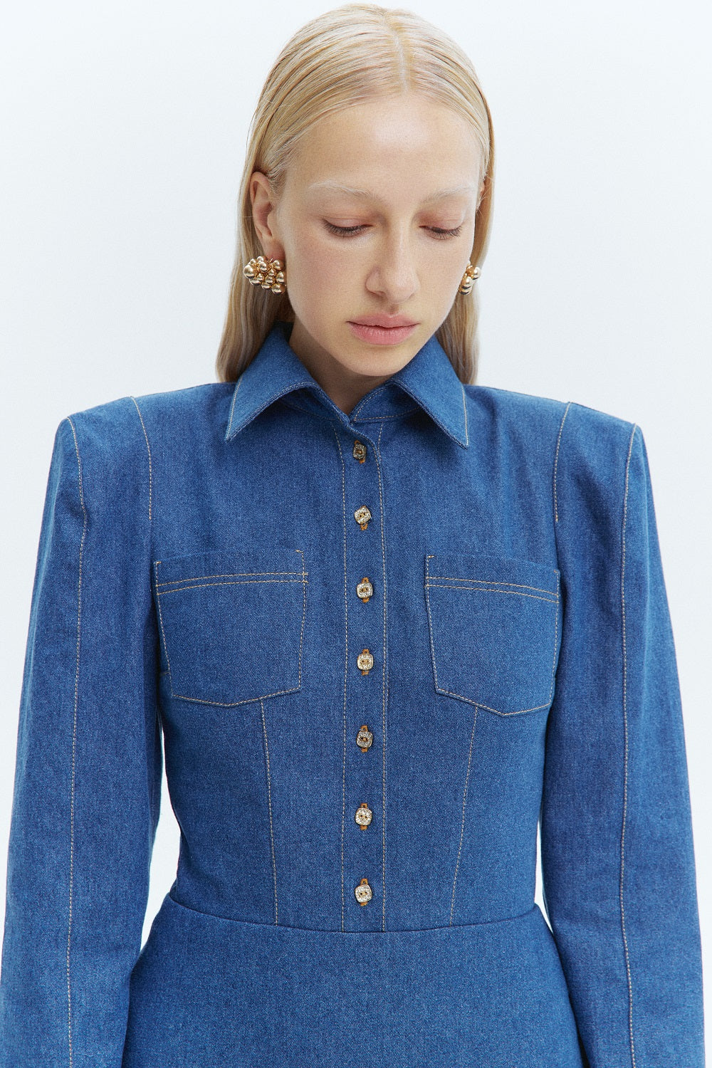 Джинсова міні-сукня з прикрасами