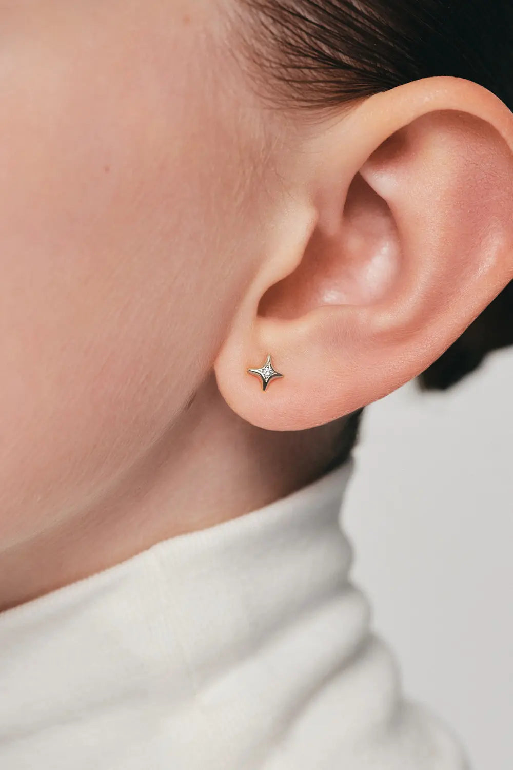 Star earrings with diamond, white gold