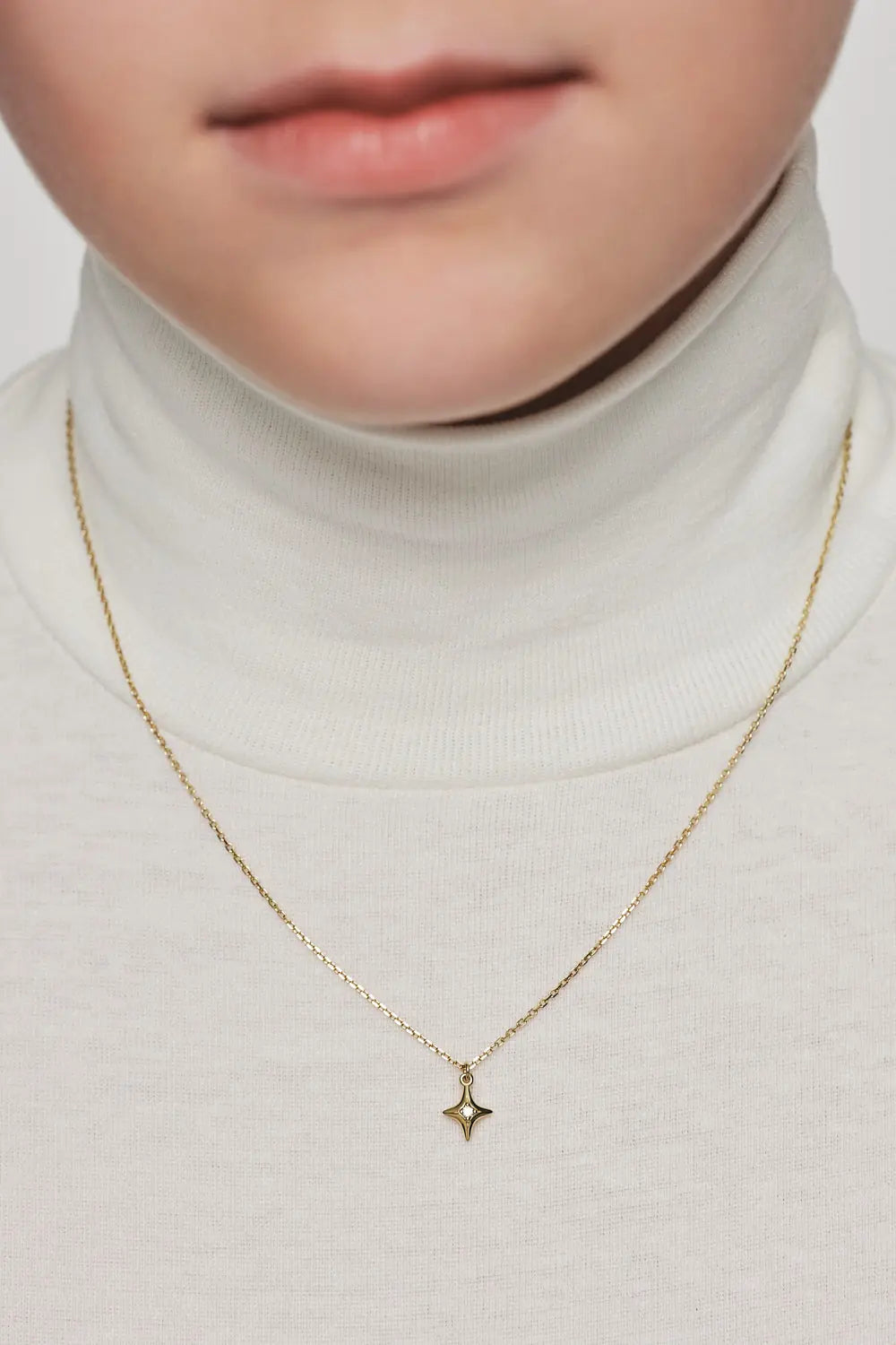 Star necklace with diamond, yellow gold