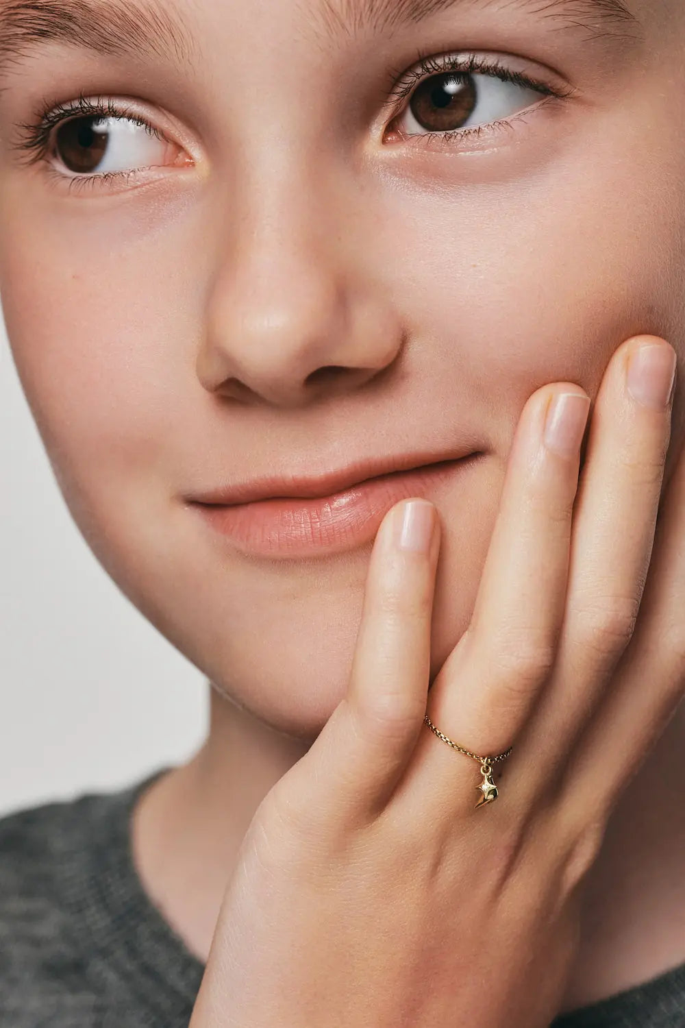 Dove and star ring with diamond, yellow gold