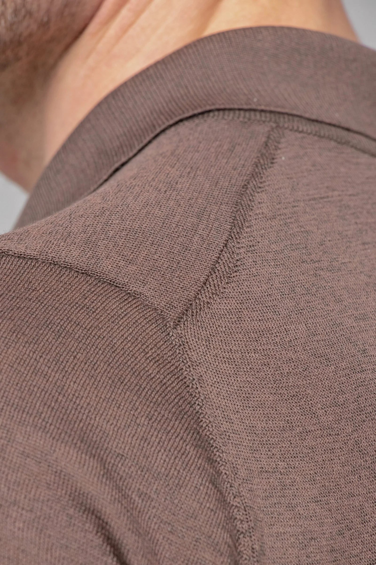 Short-sleeved zip-up polo shirt