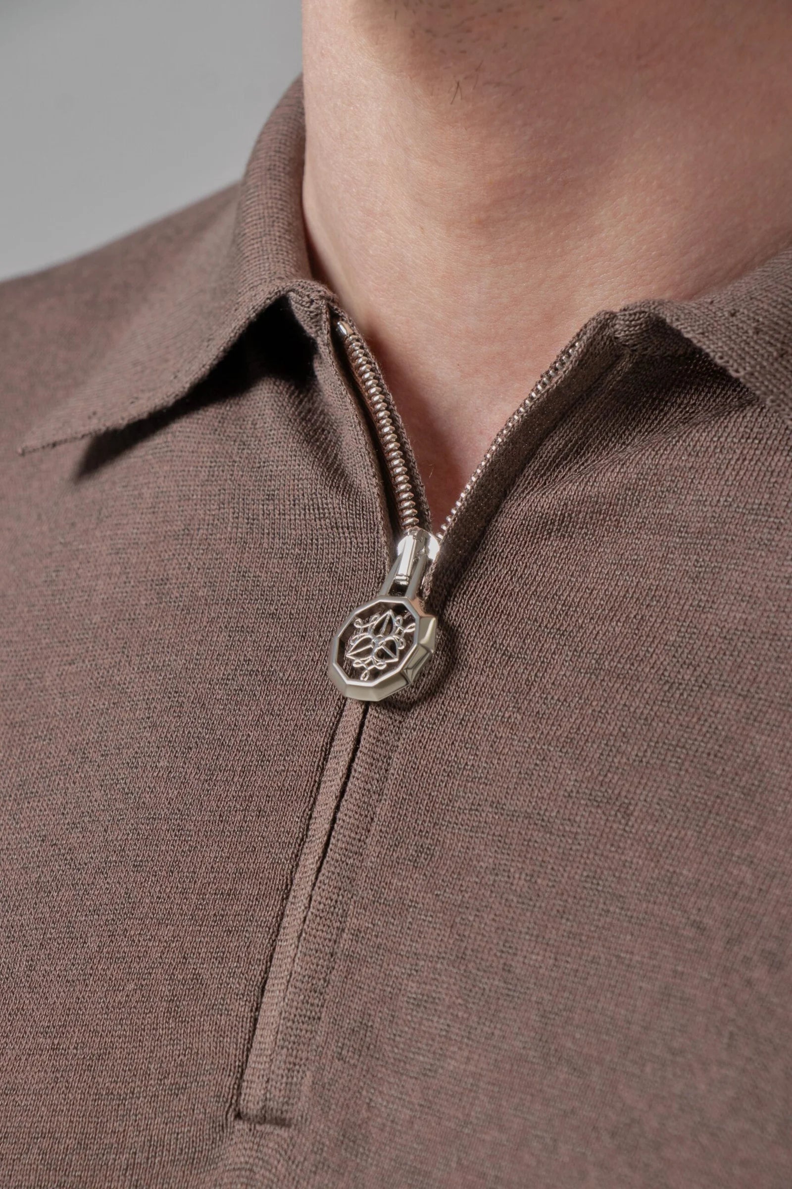 Short-sleeved zip-up polo shirt
