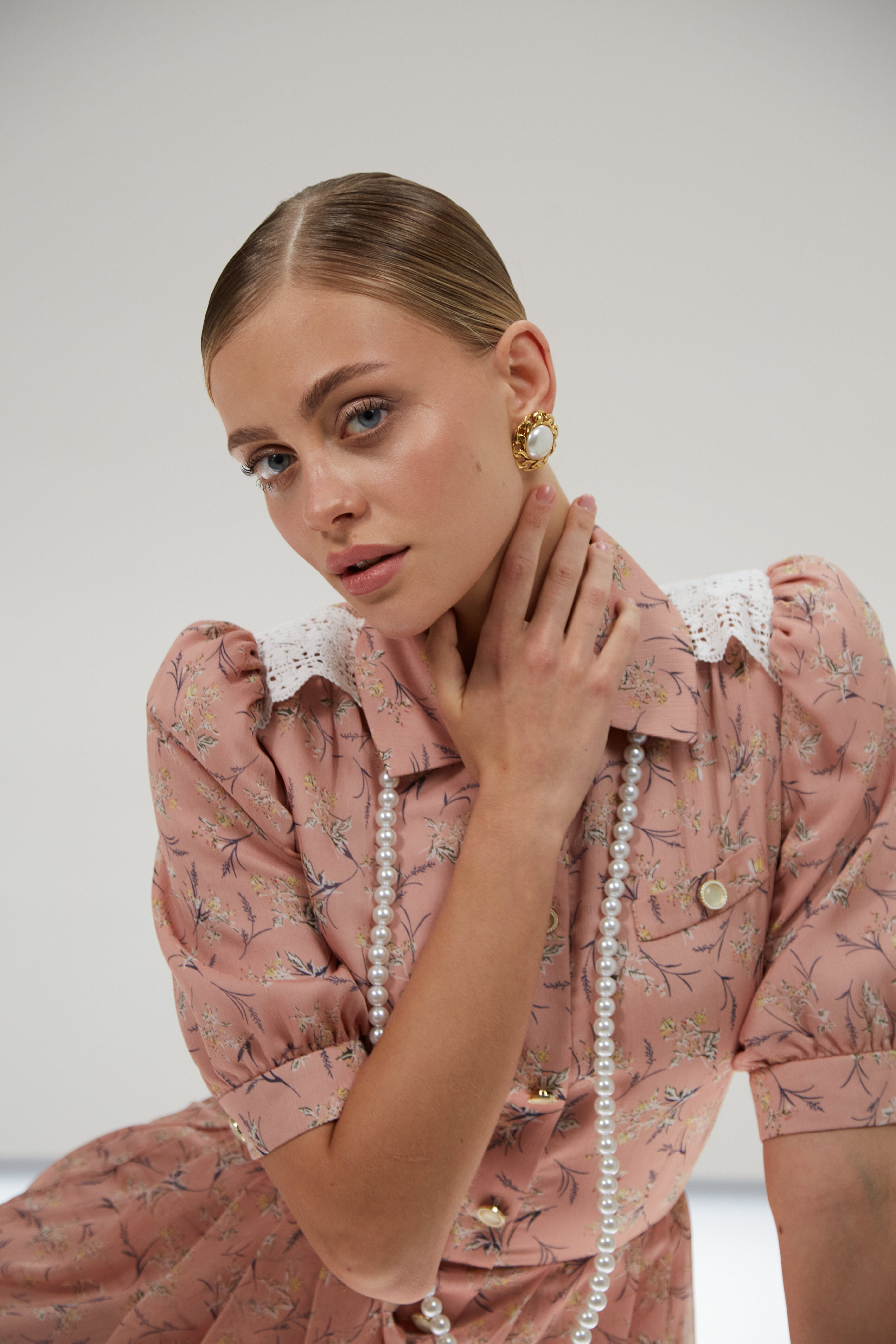 РОЖЕВА ШИФОНОВА КОРОТКА СУКНЯ З БІЛИМ МЕРЕЖИВОМ