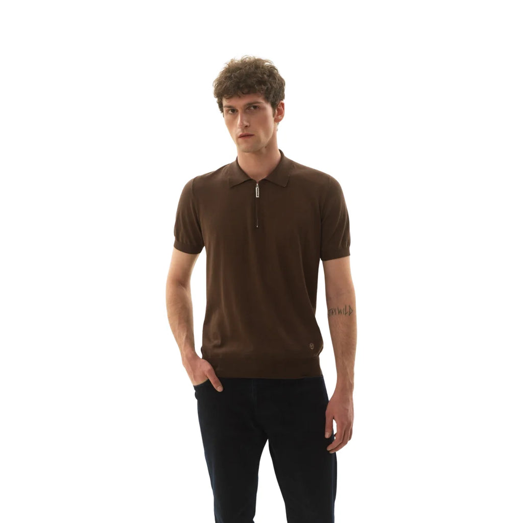 Short-sleeved zip-up polo shirt