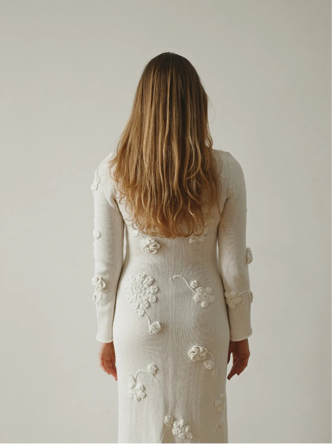 Sensual dress with knitted flowers
