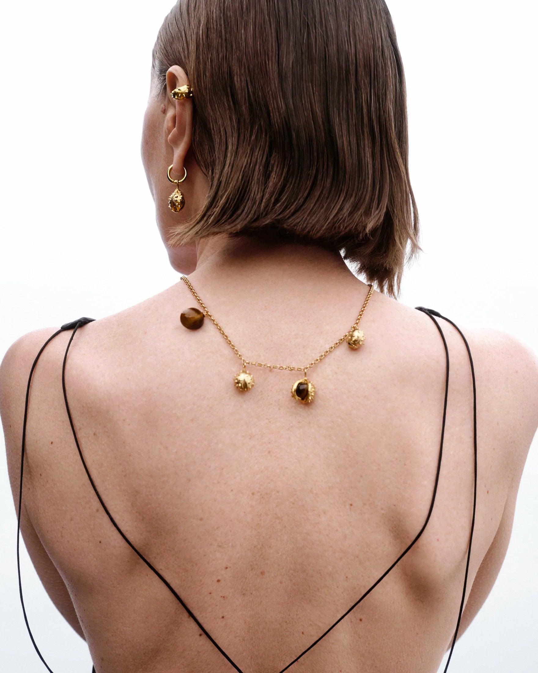 K26 Necklace with four different chestnuts with a diameter of 15 millimeters with brass covered with 24 carat gold plating and tiger's eye weighing 18 carats / roller weaving chain / length 46 cm