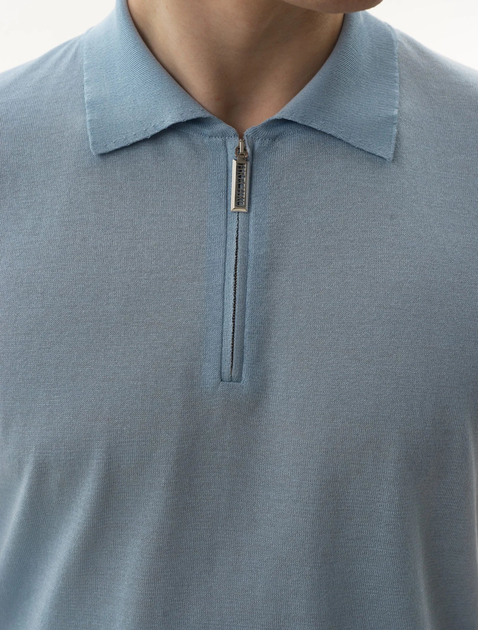 Short-sleeved zip-up polo shirt