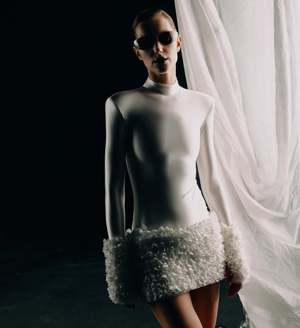 Міні-сукня з воланами біла MERISTRUSS