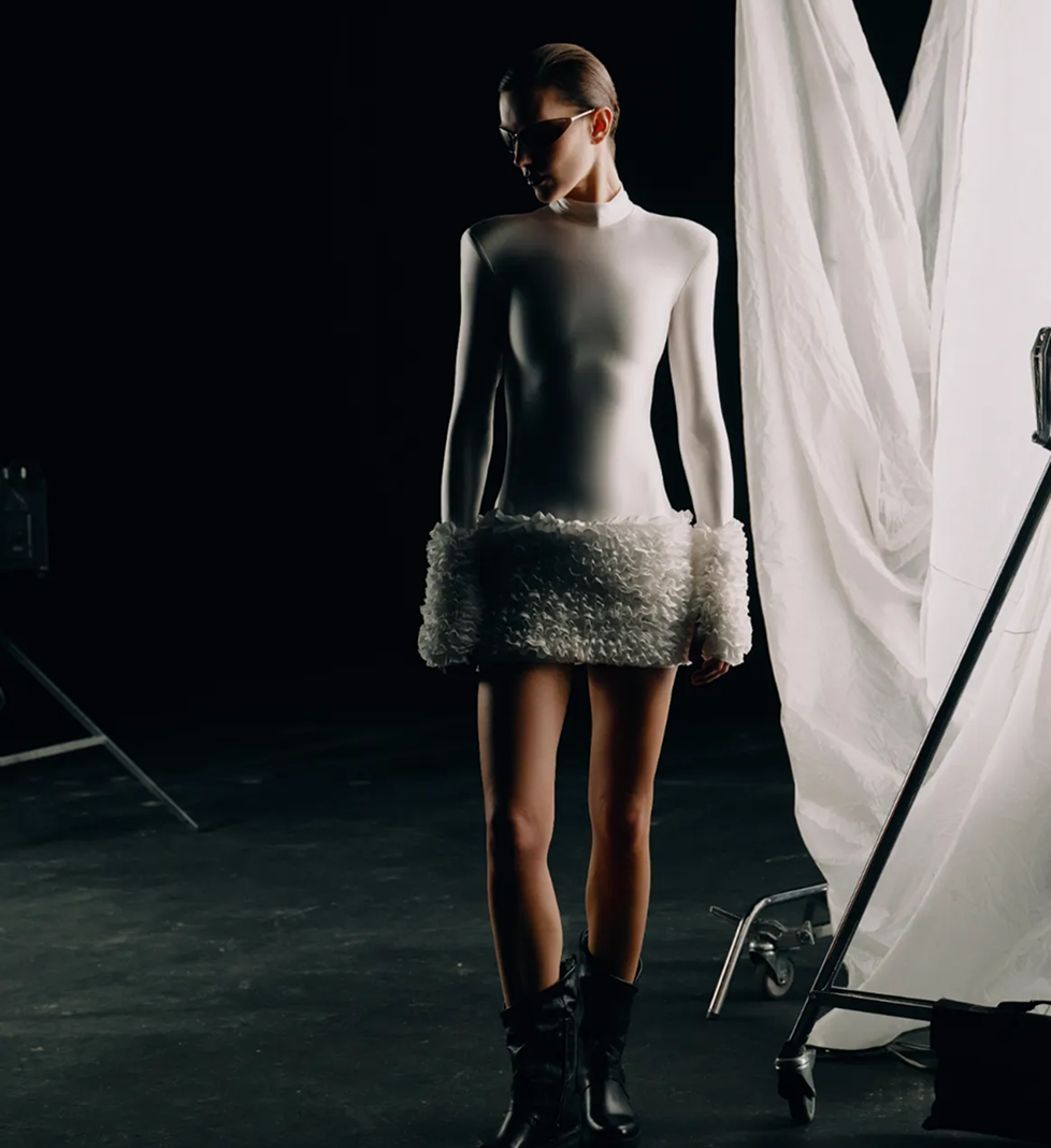 Міні-сукня з воланами біла MERISTRUSS