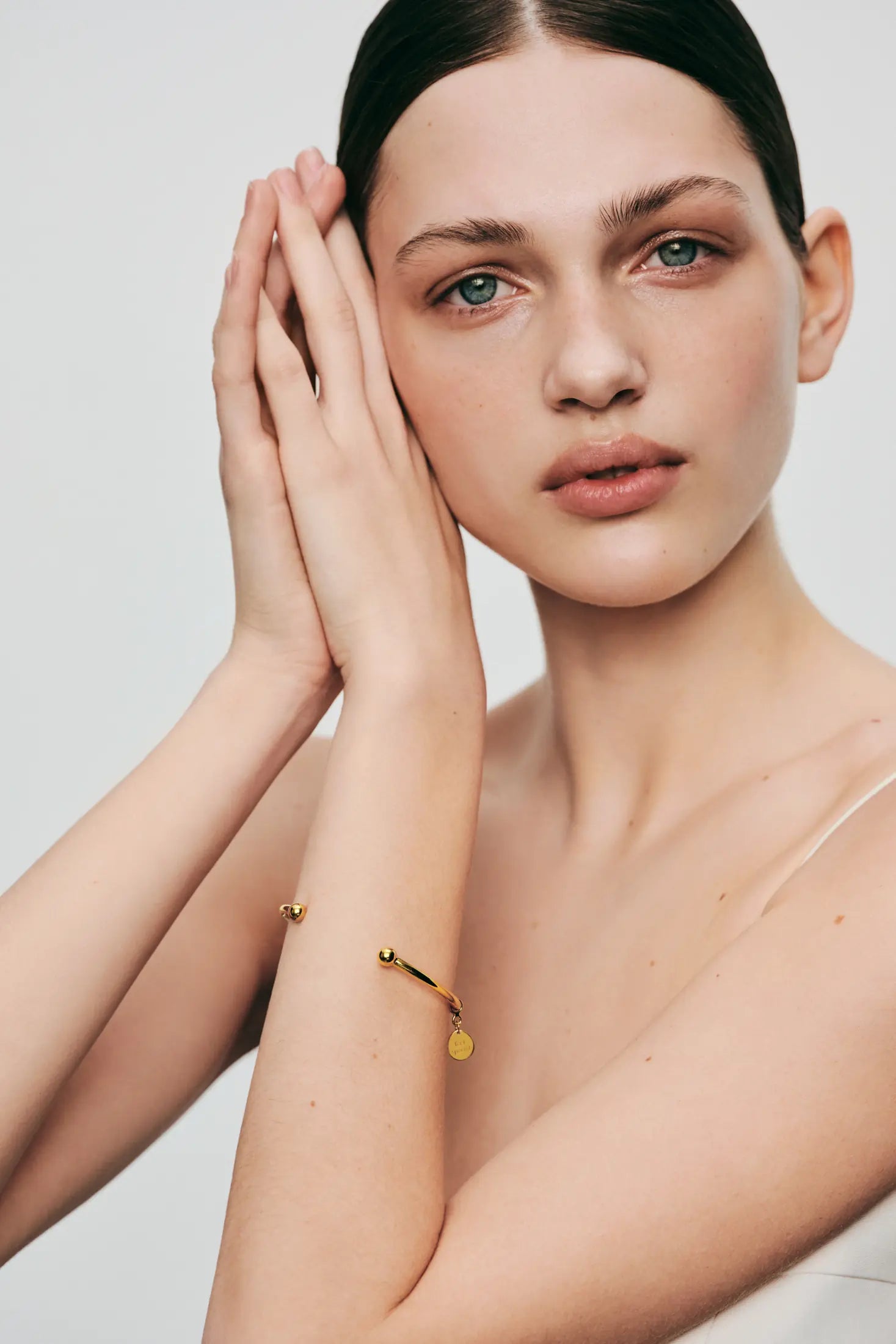 Arc bracelet with a club, yellow gold