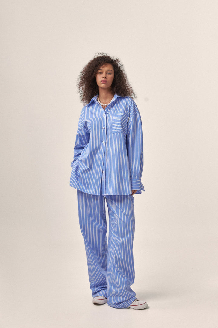 Блакитні штани у смужку