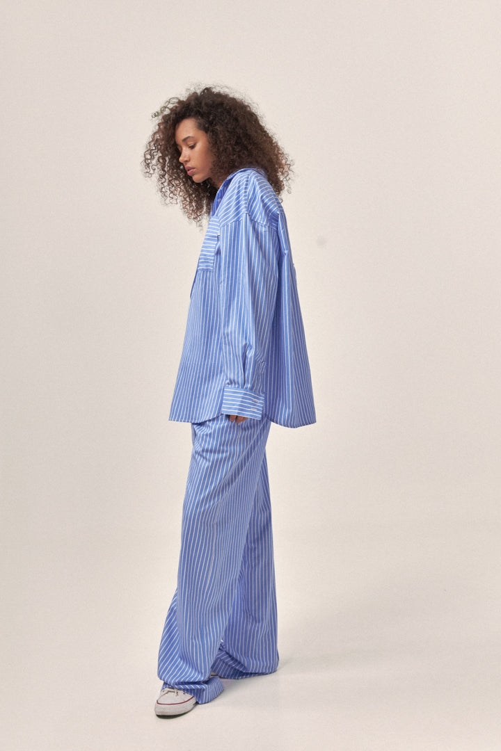 Блакитні штани у смужку