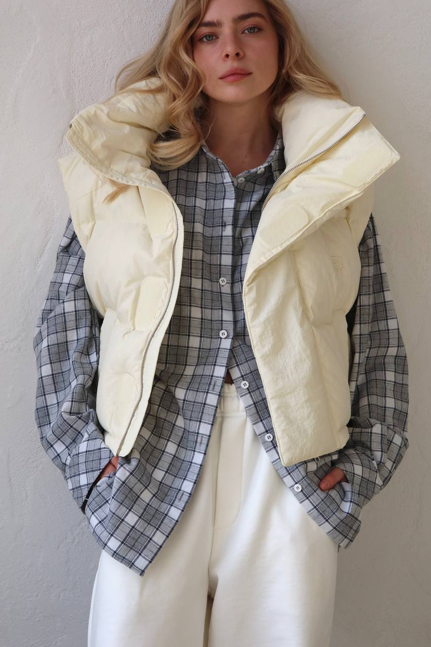 Вкорочена жилетка з гусячого пуху молочна