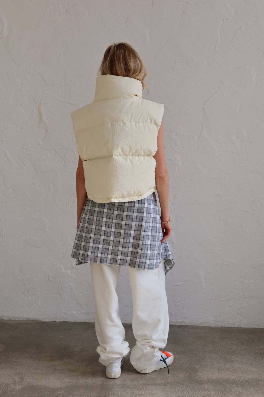 Вкорочена жилетка з гусячого пуху молочна