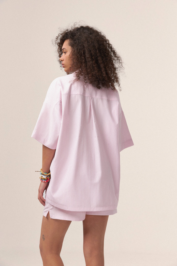 Рожева сорочка у смужку