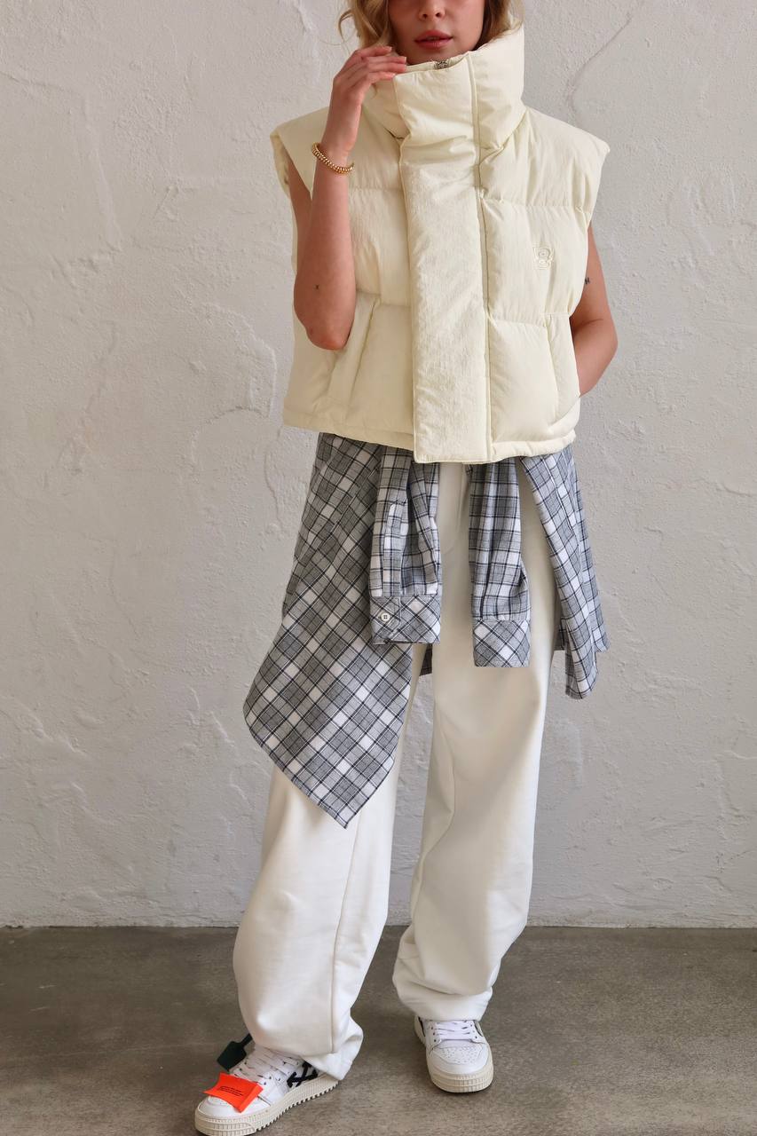 Вкорочена жилетка з гусячого пуху молочна