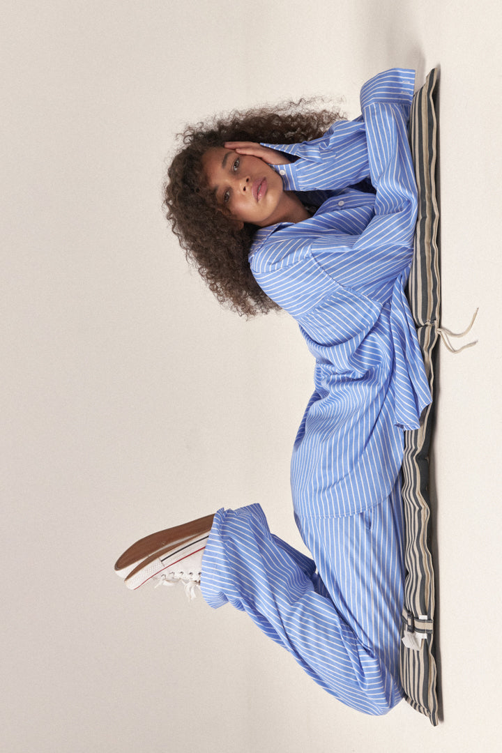 Блакитна сорочка у смужку