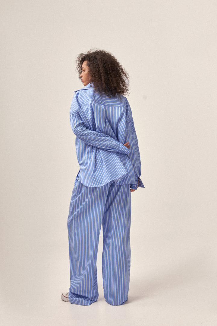 Блакитні штани у смужку