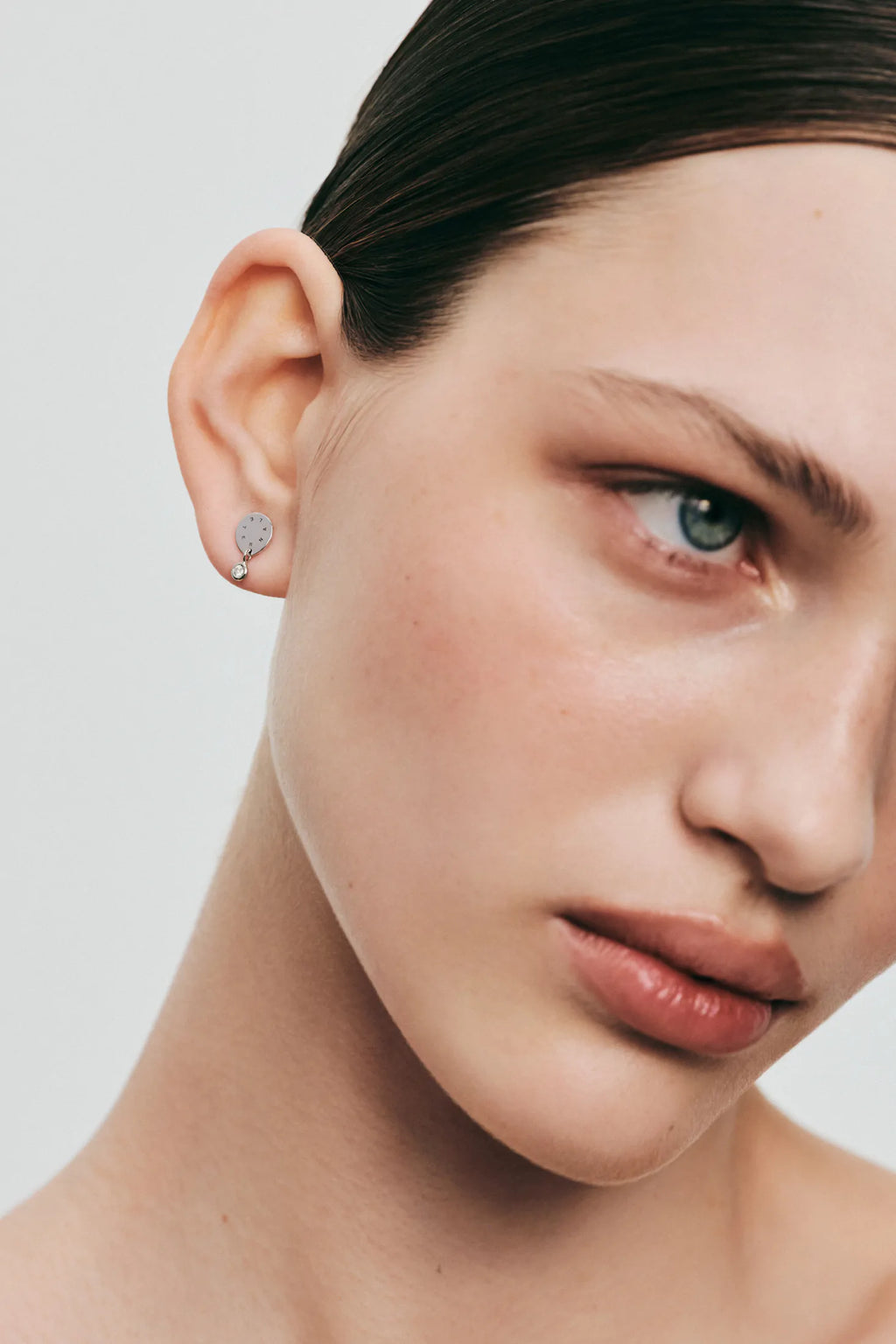Club earrings, 8 mm, with diamond on the club, white gold