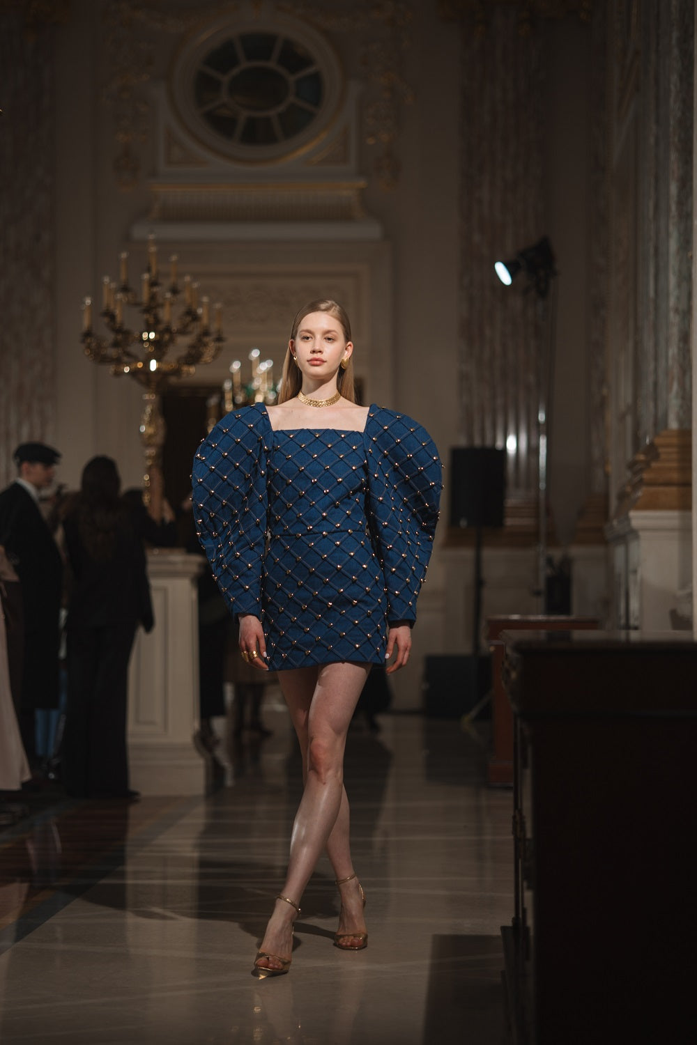 Джинсова мінісукня із золотими сердечками - фото 7