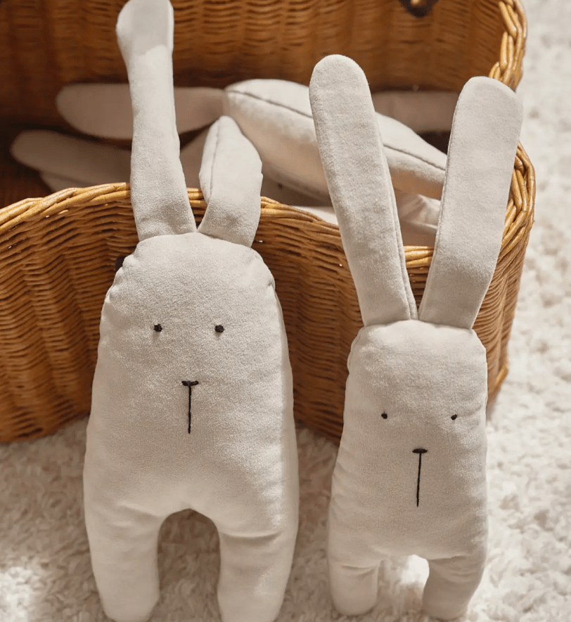 Іграшка CHOUCHOU м'яка для собак Зайчик "Освальд" зі звуком шарудіння у вушках